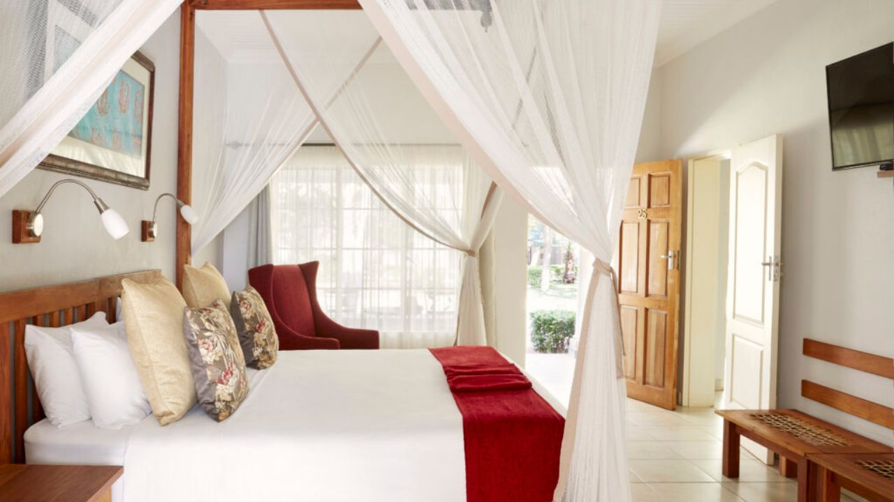 Side view of luxury double room at Batonka Hotel