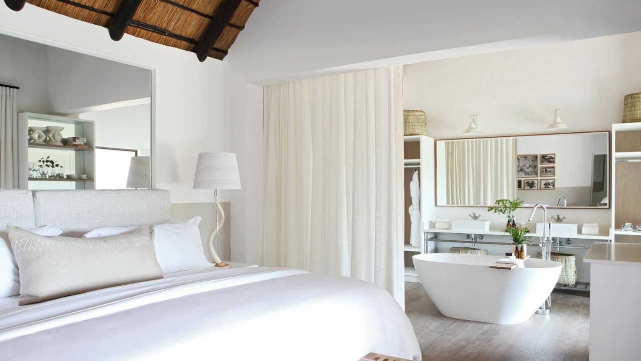 Double bed in luxury guest suite at Londolozi Varty Camp