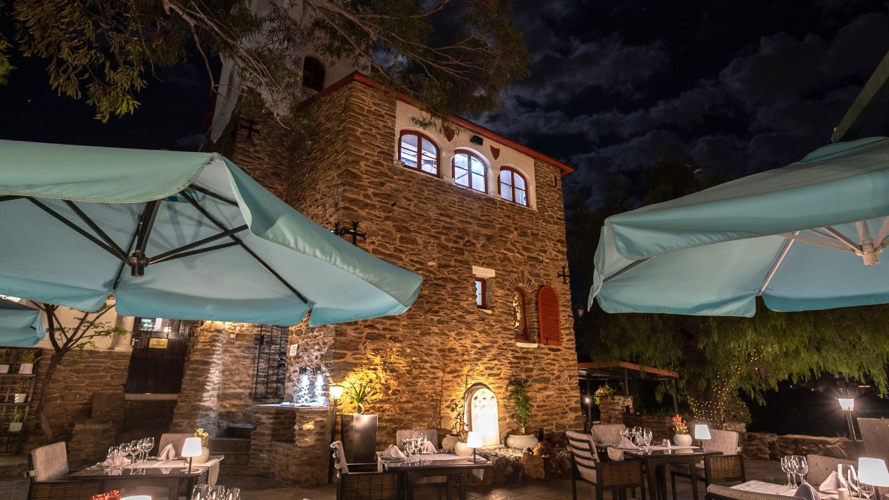 Nighttime view of Heinitzburg Boutique Hotel with lit windows and main entrance
