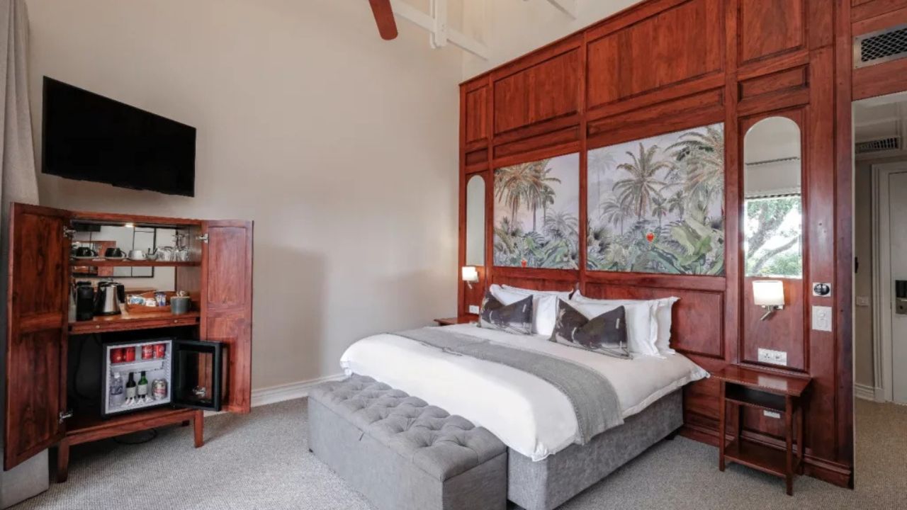 Palm River Hotel double bed white linen grey décor